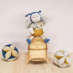 Balle Sensorielle Avec Hochet Bleu-Rayé 15cm Coton Bio Doudou Et Compagnie® - Doudou Bio Français -Peluche Jouets Magasin balle sensorielle avec hochet bleu raye 15cm coton bio doudou et compagnie doudou bio francais 2