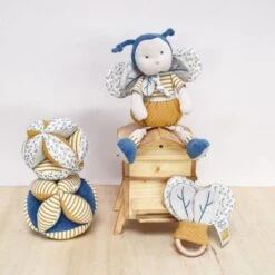 Balle Sensorielle Avec Hochet Bleu-Rayé 15cm Coton Bio Doudou Et Compagnie® - Doudou Bio Français -Peluche Jouets Magasin balle sensorielle avec hochet bleu raye 15cm coton bio doudou et compagnie doudou bio francais 3