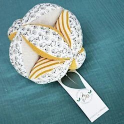 Balle Sensorielle Avec Hochet Fleuri-Ocre 15cm Coton Bio Doudou Et Compagnie® - Doudou Bio Français -Peluche Jouets Magasin balle sensorielle avec hochet fleuri ocre 15cm coton bio doudou et compagnie doudou bio francais 3