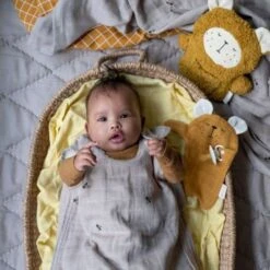 Doudou Attache-sucette Ours Ocre Fabelab® Coton Bio GOTS - Doudou Bio Scandinave -Peluche Jouets Magasin doudou attache sucette ours ocre fabelab coton bio gots doudou bio scandinave 1