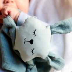 Doudou Plat à Nœuds Coton Bio Bunny APunt Barcelona®- Doudou Bébé Bio -Peluche Jouets Magasin doudou bebe coton bio bunny apunt barcelona doudou bio 4