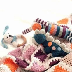 Doudou Hochet Dinosaure Steggi Bleu Pétrole 25cm Pebble® Maille Crochet Coton Bio - Doudou Bébé Bio -Peluche Jouets Magasin doudou hochet dinosaure steggi bleu petrole 25cm pebble maille crochet coton bio doudou bebe bio 2