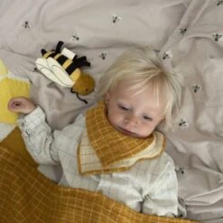 Doudou Hochet Fabelab® Abeille 17 Cm Coton Bio GOTS Fabelab® - Hochets Bio Scandinave 11 Doudou Hochet Fabelab® Abeille 17 Cm Coton Bio GOTS Fabelab® - Hochets Bio Scandinave -Peluche Jouets Magasin doudou hochet fabelab abeille 17 cm coton bio gots fabelab hochets bio scandinave 2