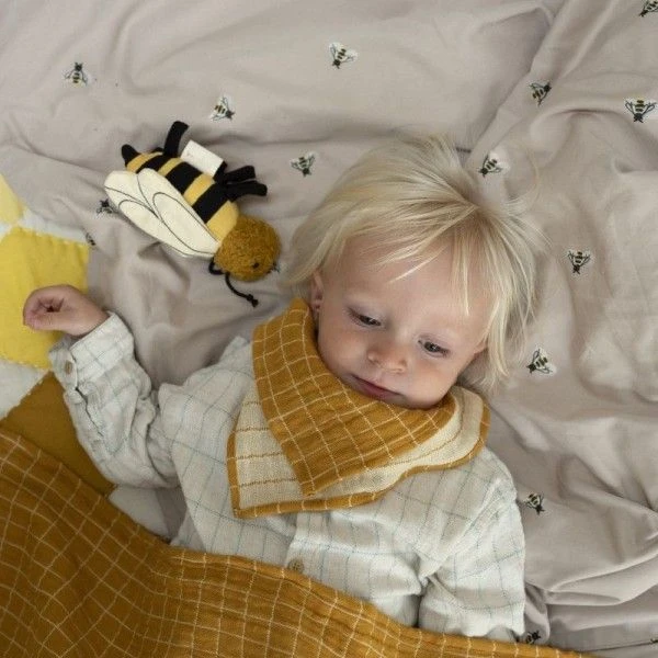 Doudou Hochet Fabelab® Abeille 17 Cm Coton Bio GOTS Fabelab® - Hochets Bio Scandinave 5 Doudou Hochet Fabelab® Abeille 17 Cm Coton Bio GOTS Fabelab® - Hochets Bio Scandinave – Image 3