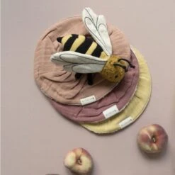 Doudou Hochet Fabelab® Abeille 17 Cm Coton Bio GOTS Fabelab® - Hochets Bio Scandinave 14 Doudou Hochet Fabelab® Abeille 17 Cm Coton Bio GOTS Fabelab® - Hochets Bio Scandinave -Peluche Jouets Magasin doudou hochet fabelab abeille 17 cm coton bio gots fabelab hochets bio scandinave 5