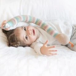 Doudou Hochet Serpent Pastel 47cm Pebble® Maille Crochet Coton Bio - Doudou Bébé Bio -Peluche Jouets Magasin doudou hochet serpent pastel 47cm pebble maille crochet coton bio doudou bebe bio 3