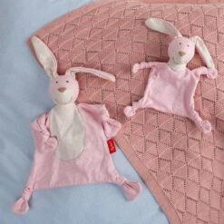 Doudou Naissance Petit Lapin Rose Plat à Nœuds Jersey De Coton Bio Sigikid® 19 Cm - Doudou Bébé -Peluche Jouets Magasin doudou naissance petit elephant plat a noeuds jersey de coton bio sigikid 19 cm doudou bebe 10