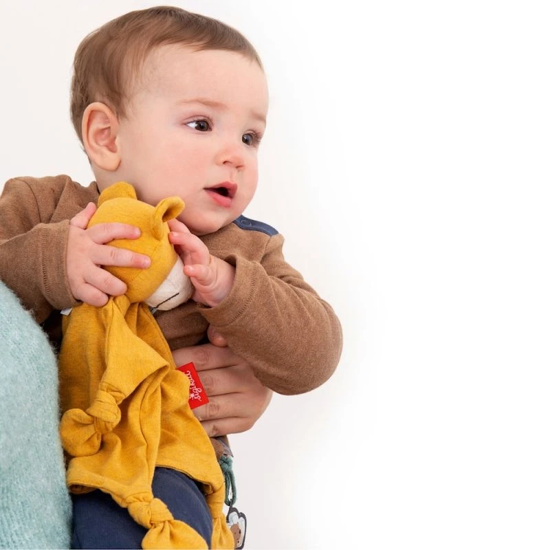 Doudou Ours Plat à Nœuds Jersey De Coton Bio Sigikid® 26 Cm Jaune Ocre - Doudou Bébé 9 Doudou Ours Plat à Nœuds Jersey De Coton Bio Sigikid® 26 Cm Jaune Ocre - Doudou Bébé – Image 7