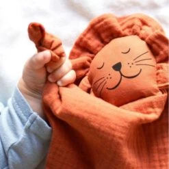 Doudou Plat à Nœuds Coton Bio Lion APunt Barcelona®- Doudou Bébé Bio -Peluche Jouets Magasin doudou plat a noeuds coton bio lion apunt barcelona doudou bebe bio 3