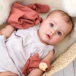 Doudou Plat Bébé Hoppa® Chat Mila Mousseline Rose Cerise 24cm Coton Bio GOTS - Doudou Bébé 7 Doudou Plat Bébé Hoppa® Chat Mila Mousseline Rose Cerise 24cm Coton Bio GOTS - Doudou Bébé -Peluche Jouets Magasin doudou plat bebe hoppa chat mila mousseline rose cerise 24cm coton bio gots doudou bebe 1