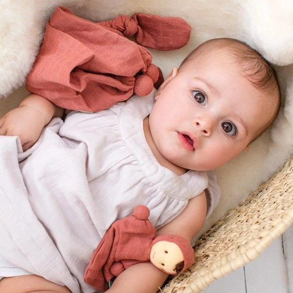 Doudou Plat Bébé Hoppa® Chat Mila Mousseline Rose Cerise 24cm Coton Bio GOTS - Doudou Bébé 4 Doudou Plat Bébé Hoppa® Chat Mila Mousseline Rose Cerise 24cm Coton Bio GOTS - Doudou Bébé – Image 2