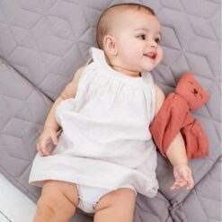 Doudou Plat Bébé Hoppa® Chat Mila Mousseline Rose Cerise 24cm Coton Bio GOTS - Doudou Bébé 8 Doudou Plat Bébé Hoppa® Chat Mila Mousseline Rose Cerise 24cm Coton Bio GOTS - Doudou Bébé -Peluche Jouets Magasin doudou plat bebe hoppa chat mila mousseline rose cerise 24cm coton bio gots doudou bebe 2