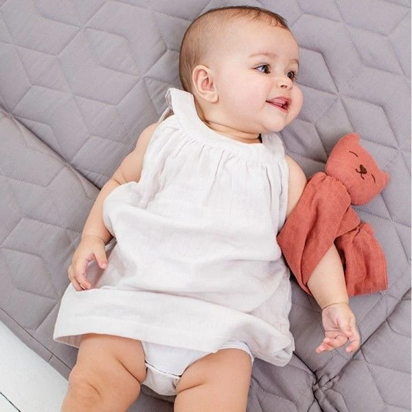 Doudou Plat Bébé Hoppa® Chat Mila Mousseline Rose Cerise 24cm Coton Bio GOTS - Doudou Bébé 5 Doudou Plat Bébé Hoppa® Chat Mila Mousseline Rose Cerise 24cm Coton Bio GOTS - Doudou Bébé – Image 3