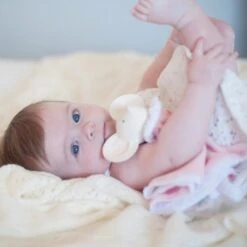 Doudou Plat Caoutchouc Naturel & Coton Meiya La Souris Meiya & Alvin® - Jouet Bio -Peluche Jouets Magasin doudou plat caoutchouc naturel coton meiya la souris meiya alvin jouet bio 2