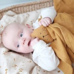 Doudou Plat Carré Ours Paresseux Ocre 34cm Fabelab® Coton Bio GOTS- Doudou Bio Scandinave -Peluche Jouets Magasin doudou plat carre ours paresseux ocre 34cm fabelab coton bio gots doudou bio scandinave 2
