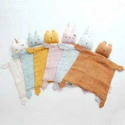 Doudou Plat Carré Ours Paresseux Ocre 34cm Fabelab® Coton Bio GOTS- Doudou Bio Scandinave -Peluche Jouets Magasin doudou plat carre ours paresseux ocre 34cm fabelab coton bio gots doudou bio scandinave 3