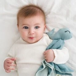 Doudou Plat Lange Coton Bio Baleine APunt Barcelona® 30cm- Doudou Bébé Bio -Peluche Jouets Magasin doudou plat lange coton bio baleine apunt barcelona 30cm doudou bebe bio 2