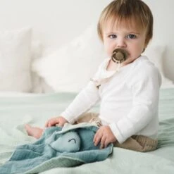 Doudou Plat Lange Coton Bio Baleine APunt Barcelona® 30cm- Doudou Bébé Bio -Peluche Jouets Magasin doudou plat lange coton bio baleine apunt barcelona 30cm doudou bebe bio 3