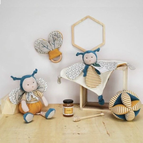 Doudou Plat Pollen L'abeille 25cm Coton Bio Doudou Et Compagnie® - Doudou Bio Français 9 Doudou Plat Pollen L'abeille 25cm Coton Bio Doudou Et Compagnie® - Doudou Bio Français – Image 7