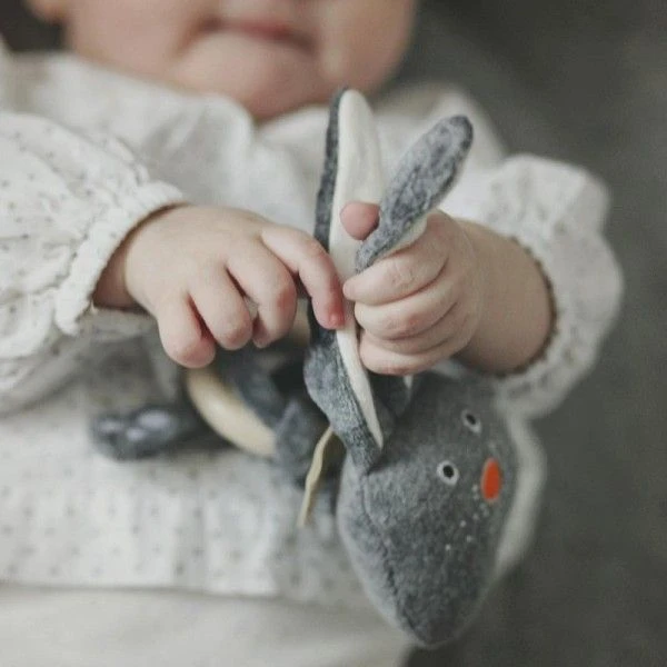 Hochet Bio & Anneau De Dentition Lapin Gris Wooly Organic® Coton Bio 12 Cm - Doudou Bio GOTS 6 Hochet Bio & Anneau De Dentition Lapin Gris Wooly Organic® Coton Bio 12 Cm - Doudou Bio GOTS – Image 4