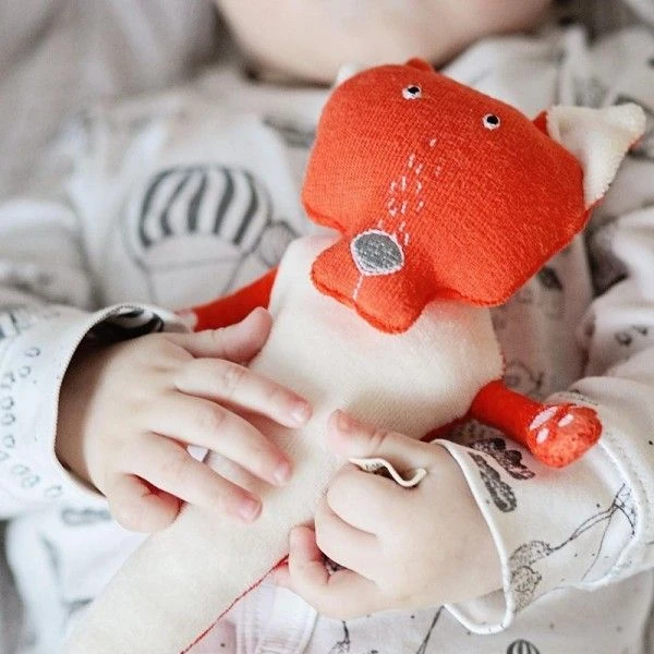 Hochet Bio Renard Wooly Organic® Funcky Feet Coton Bio 21cm - Doudou Bio GOTS 4 Hochet Bio Renard Wooly Organic® Funcky Feet Coton Bio 21cm - Doudou Bio GOTS – Image 2