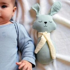 Hochet Coton Bio Bunny APunt Barcelona®- Hochets Bébé Bio -Peluche Jouets Magasin hochet coton bio bunny apunt barcelona hochets bebe bio 1