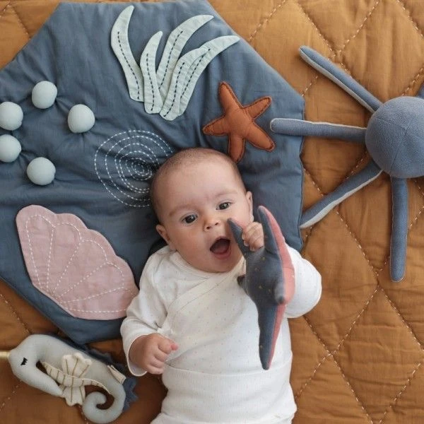 Doudou Hochet Etoile De Mer Fabelab® 20 Cm Coton Bio GOTS- Jouet Bio Scandinave 6 Doudou Hochet Etoile De Mer Fabelab® 20 Cm Coton Bio GOTS- Jouet Bio Scandinave – Image 4