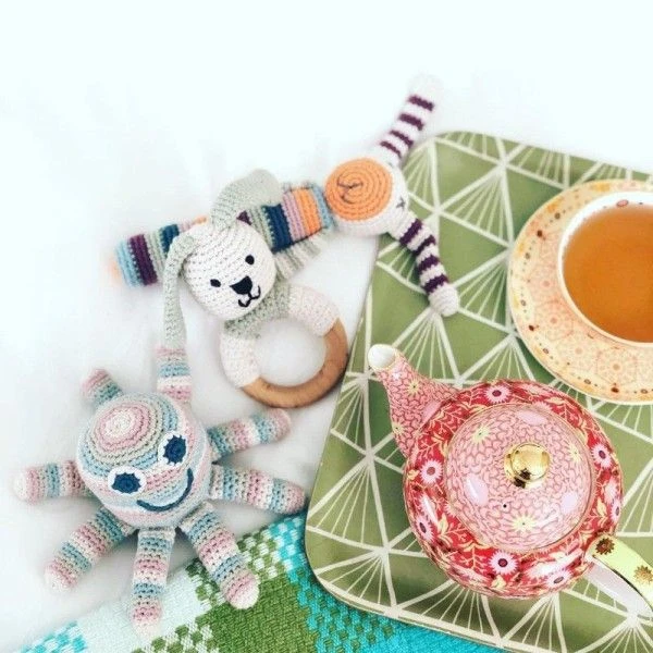 Hochet Poulpe Organic 15cm Pebble® Maille Crochet Coton Bio - Hochets Bébé Bio 4 Hochet Poulpe Organic 15cm Pebble® Maille Crochet Coton Bio - Hochets Bébé Bio – Image 2