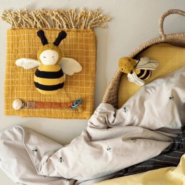 Jouets Bébé Culbuto Abeille Fabelab® 18 Cm Coton Bio GOTS- Jouet Bio Scandinave 5 Jouets Bébé Culbuto Abeille Fabelab® 18 Cm Coton Bio GOTS- Jouet Bio Scandinave – Image 3