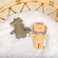 Mini Doudou Hochet éponge De Coton Bio Lion Leo 17cm Albetta® - Hochet Lion -Peluche Jouets Magasin mini doudou hochet eponge de coton bio lion leo 17cm albetta hochet lion 2