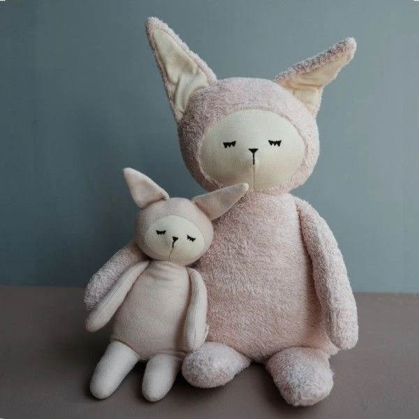 Peluche Big Buddy Bunny Rose Fabelab® 54cm Coton Bio GOTS -Ours Peluche Bio Tissu 4 Peluche Big Buddy Bunny Rose Fabelab® 54cm Coton Bio GOTS -Ours Peluche Bio Tissu – Image 2