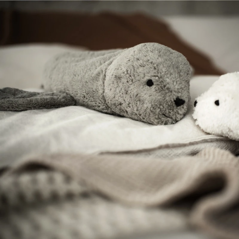 Peluche Bouillote Sèche Phoque Gris Coton Bio 40 Cm Senger® - Bouillotte Bio Naturel Senger 6 Peluche Bouillote Sèche Phoque Gris Coton Bio 40 Cm Senger® - Bouillotte Bio Naturel Senger – Image 4