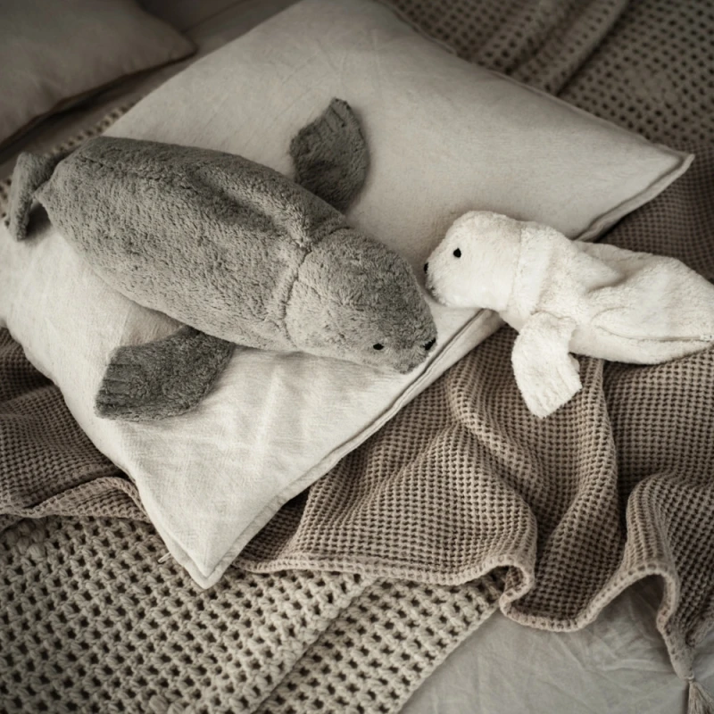 Peluche Bouillote Sèche Phoque Gris Coton Bio 40 Cm Senger® - Bouillotte Bio Naturel Senger 7 Peluche Bouillote Sèche Phoque Gris Coton Bio 40 Cm Senger® - Bouillotte Bio Naturel Senger – Image 5