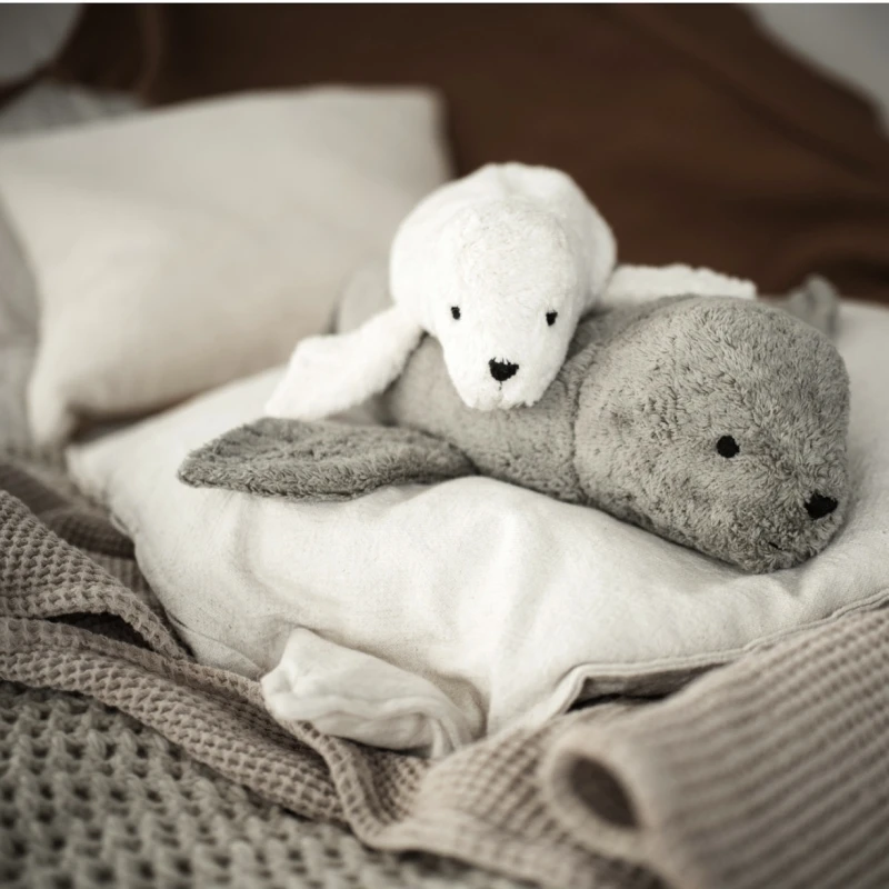 Peluche Bouillote Sèche Phoque Gris Coton Bio 40 Cm Senger® - Bouillotte Bio Naturel Senger 8 Peluche Bouillote Sèche Phoque Gris Coton Bio 40 Cm Senger® - Bouillotte Bio Naturel Senger – Image 6