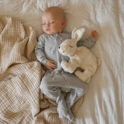 Peluche Bouillotte Lapin Endormi Beige Coton Bio 30 Cm Senger® - Peluches Naturel Senger -Peluche Jouets Magasin peluche bouillotte lapin endormi beige coton bio 30 cm senger peluches naturel senger 4