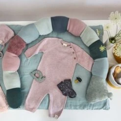 LÄSSIG Peluche Tricotée Avec Grelot Garden Explorer Chenille 163cm Lässig® - Peluche Lässig Bio -Peluche Jouets Magasin peluche tricotee avec grelot garden explorer chenille laessig peluche laessig bio hochets bio 3