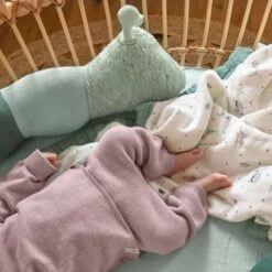 LÄSSIG Peluche Tricotée Avec Grelot Garden Explorer Chenille 163cm Lässig® - Peluche Lässig Bio -Peluche Jouets Magasin peluche tricotee avec grelot garden explorer chenille laessig peluche laessig bio hochets bio 4