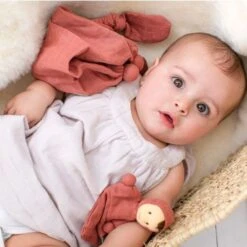 Petit Poupon Mousseline Coton Bio Mini Mix Bicolore 17cm Hoppa®- Doudou Bio -Peluche Jouets Magasin petit poupon mousseline coton bio mini mix uni 17cm turbulette hoppa doudou bio 7