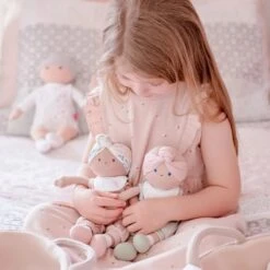 Poupée Bébé En Tissus Carry 25cm Set Couffin Tricoté Bonikka - Poupons -Peluche Jouets Magasin poupee bebe en tissus carry 25cm set couffin tricote bonikka poupons 5