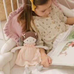 Poupée Chiffon Coton Bio Angelina Robe Mousseline Rose 33cm Bonikka - Poupée Bio -Peluche Jouets Magasin poupee chiffon coton bio angelina robe mousseline rose bonikka 4