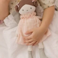 Poupée Chiffon Coton Bio Angelina Robe Mousseline Rose 33cm Bonikka - Poupée Bio -Peluche Jouets Magasin poupee chiffon coton bio angelina robe mousseline rose bonikka 5