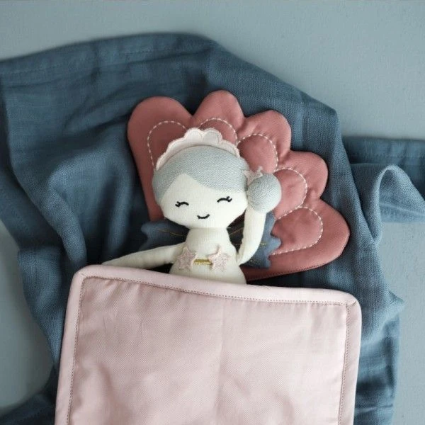 Poupée De Tissu Sirène Fabelab® 28 Cm Coton Bio GOTS- Jouet Bio Scandinave 7 Poupée De Tissu Sirène Fabelab® 28 Cm Coton Bio GOTS- Jouet Bio Scandinave – Image 5