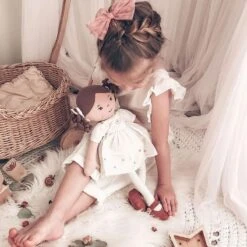 Poupée En Tissus Amelia En Robe De Lin Rose Brodée 42cm Bonikka - Grande Poupée -Peluche Jouets Magasin poupee en tissus amelia en robe de lin rose brodee bonikka grande poupee 7