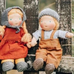 Poupée Garçon Waldorf Tio 28cmBlond Aux Yeux Bleus Coton Bio ChimpyToys® - Poupée Garçon Bio -Peluche Jouets Magasin poupee garcon waldorf tio 28cm blond aux yeux bleus coton bio chimpytoys poupee garcon bio 3