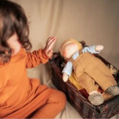 Poupée Garçon Waldorf Tio 28cmBlond Aux Yeux Bleus Coton Bio ChimpyToys® - Poupée Garçon Bio -Peluche Jouets Magasin poupee garcon waldorf tio 28cm blond aux yeux bleus coton bio chimpytoys poupee garcon bio 5