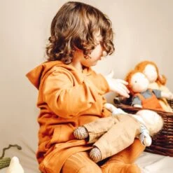 Poupée Garçon Waldorf Tio 28cmBlond Aux Yeux Bleus Coton Bio ChimpyToys® - Poupée Garçon Bio -Peluche Jouets Magasin poupee garcon waldorf tio 28cm blond aux yeux bleus coton bio chimpytoys poupee garcon bio 6