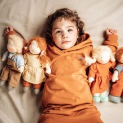 Poupée Garçon Waldorf Tio 28cmBlond Aux Yeux Bleus Coton Bio ChimpyToys® - Poupée Garçon Bio -Peluche Jouets Magasin poupee garcon waldorf tio 28cm blond aux yeux bleus coton bio chimpytoys poupee garcon bio 7