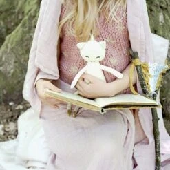 Poupée Hochet Fabelab® Licorne Merveilleuse 28 Cm Blanche Coton Bio GOTS- Jouet Bio Scandinave -Peluche Jouets Magasin poupee hochet fabelab licorne merveilleuse 28 cm blanche coton bio gots jouet bio scandinave 3