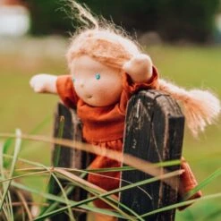 Poupée WaldorfLili 28cmBlonde Aux Yeux Bleus Coton Bio ChimpyToys® - Poupée De Chiffon Bio -Peluche Jouets Magasin poupee waldorf lili 28cm blonde aux yeux bleus coton bio chimpytoys poupee de chiffon bio 3