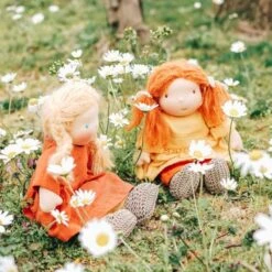 Poupée WaldorfLili 28cmBlonde Aux Yeux Bleus Coton Bio ChimpyToys® - Poupée De Chiffon Bio -Peluche Jouets Magasin poupee waldorf lili 28cm blonde aux yeux bleus coton bio chimpytoys poupee de chiffon bio 4